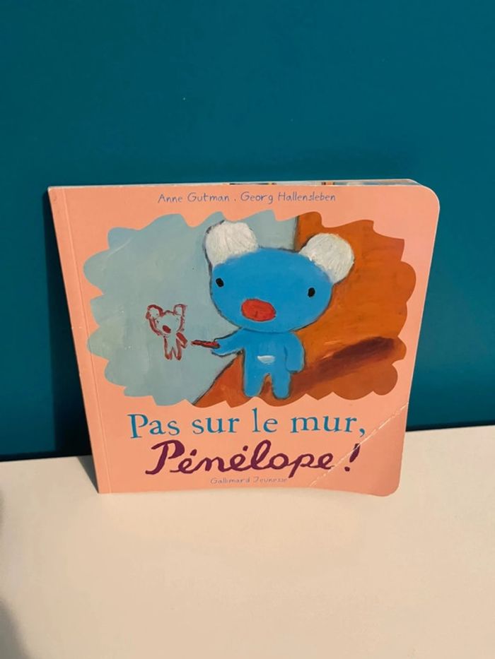 Livre pas sur le mur Pénélope
