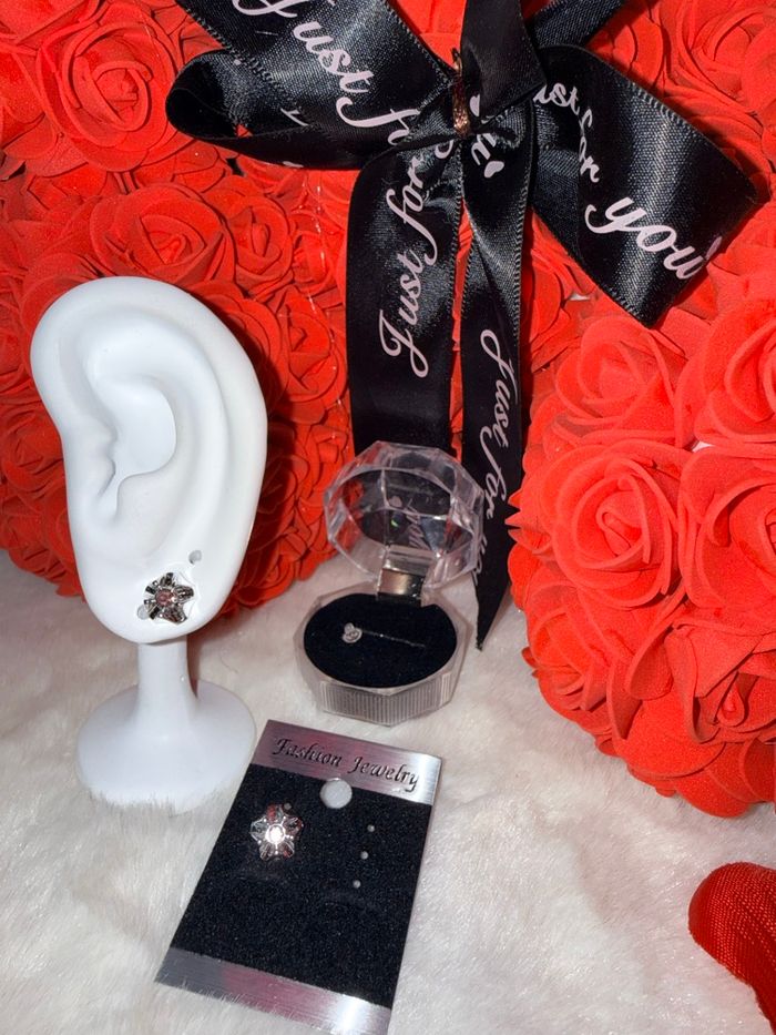 ✨ Boucles d’oreilles fleur argentée avec pierre rose – Élégance et douceur ✨