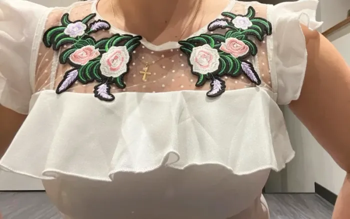 Tee shirt blanc avec broderies fleurs - photo numéro 2