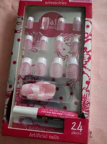 24 faux ongles rose et colle monoprix