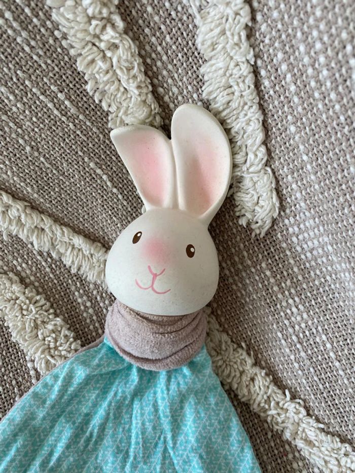 Peluche doudou plat Nature et Découverte lapin bleu blanc et marron très bon état - photo numéro 3