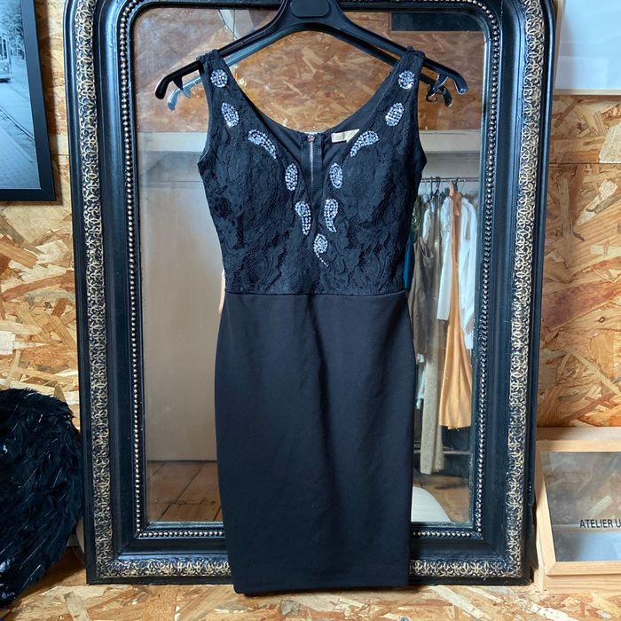 Robe habillée avec ornement de perles sur décolleté