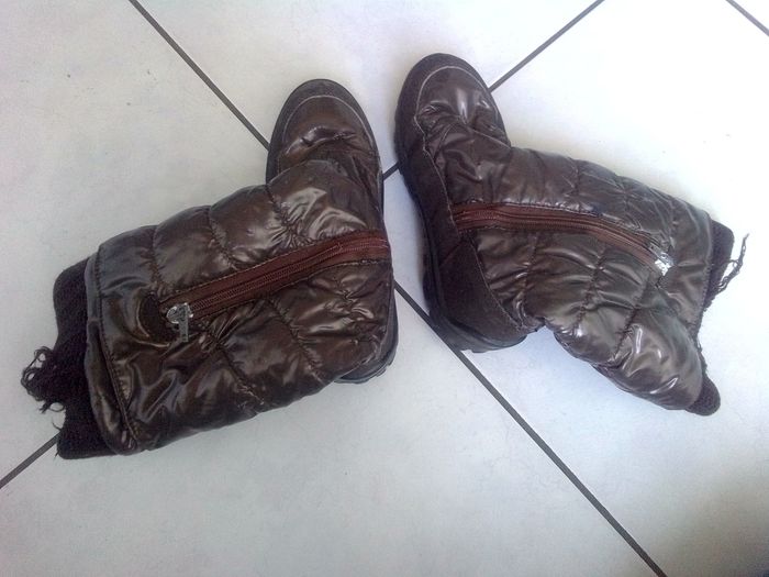 Lot de 4paires de chaussures t33(botte de neige,chaussons de gym baskets et chaussons) - photo numéro 7