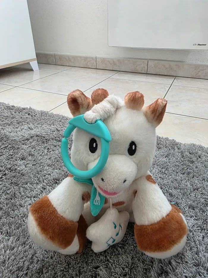 Peluche musicale Sophie la Girafe 20 cm - photo numéro 2