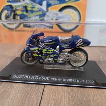 Moto 1:24 avec socle, vitrine et fascicule 