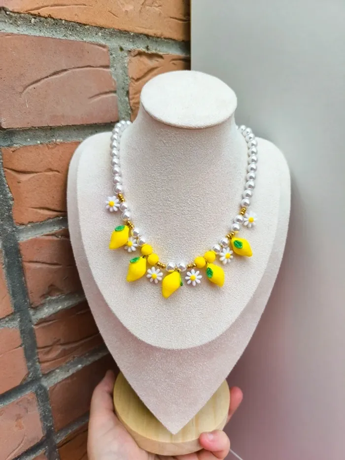 Collier doré avec perles blanches, citrons et marguerites - photo numéro 7