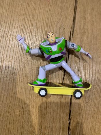 Figurine Buzz l’éclair sur un skateboard