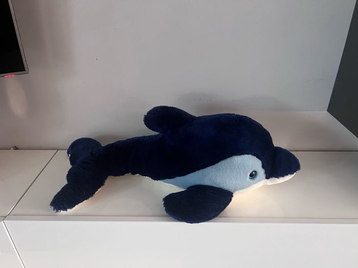Grande peluche dauphin 🐬 Parc Astérix  Très bon état              #bebefille6mois   #bebegarcon #naissance #naissancegarcon #nourrisson #maternité #sacfemme #grossesse #ensemblebebe #prixnegociable #prixlots #chauffebiberon #éveil #eveilbebe #jouetenfant  - photo numéro 2