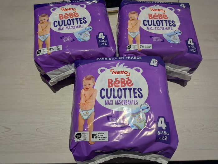 Paquets de couches neufs