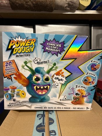 Power dough donne vie à la pâte à modeler neuf 