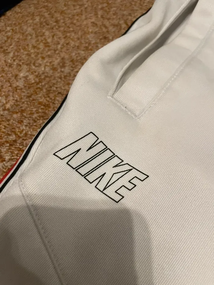 Jogging survêtement Nike blanc avec bande rouge taille XS - photo numéro 3