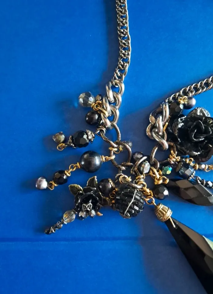 Collier long NEUF avec chaine argentée et breloques - photo numéro 5