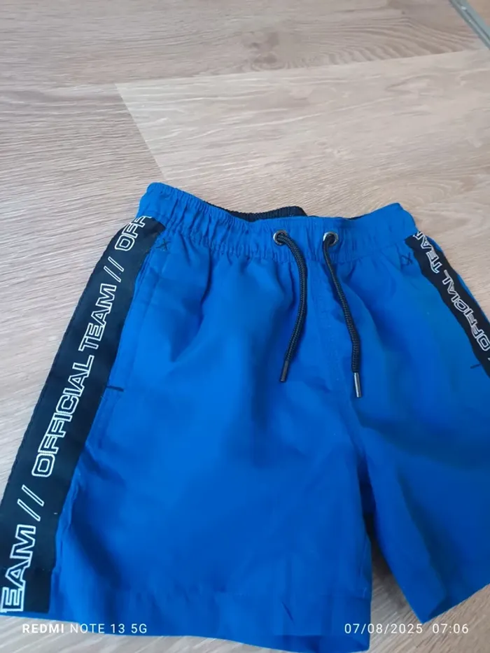 Magnifique short bleu Rg taille 8ans - photo numéro 2