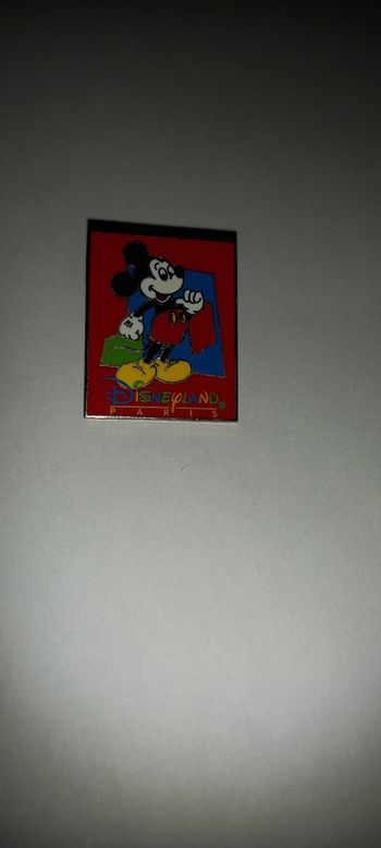 Pin's disneyland paris Mickey