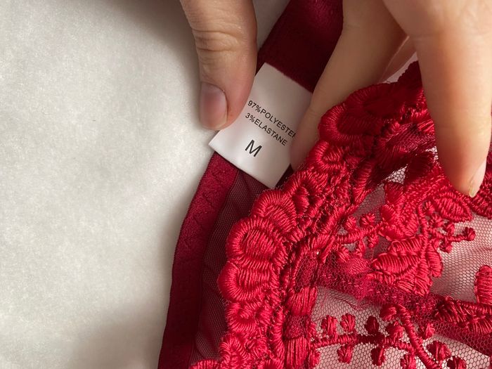 Ensemble de lingerie rouge dentelle neuf - photo numéro 5