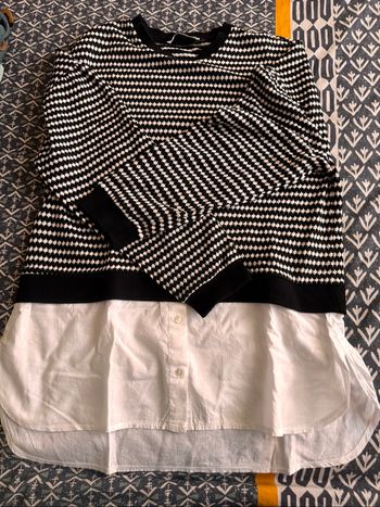 Pull avec un chemisier attaché au pull
