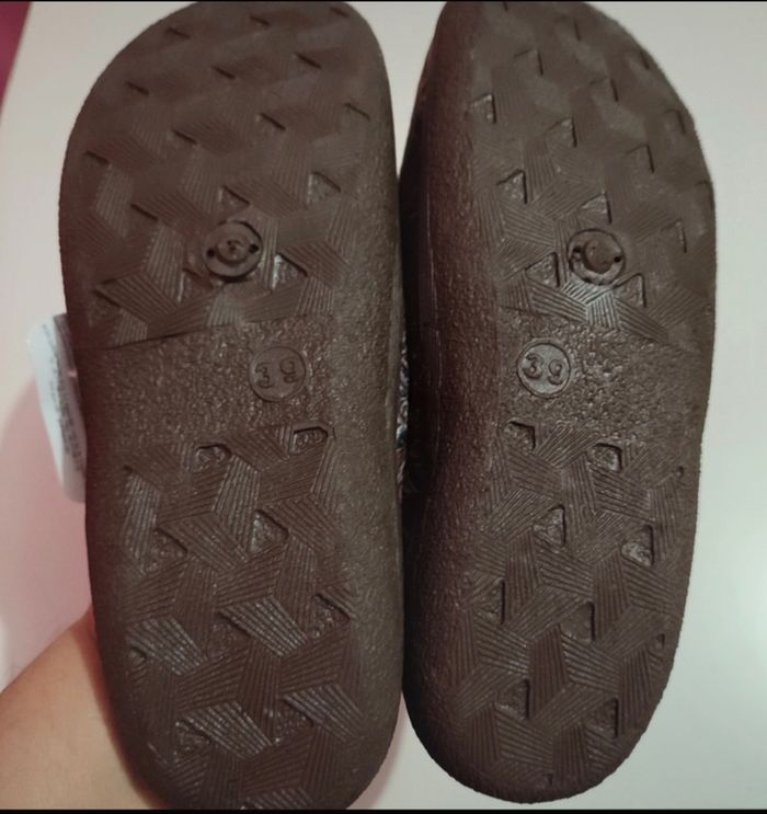 Chaussons* bordeaux pour femme pointure 39, Gezer - photo numéro 4