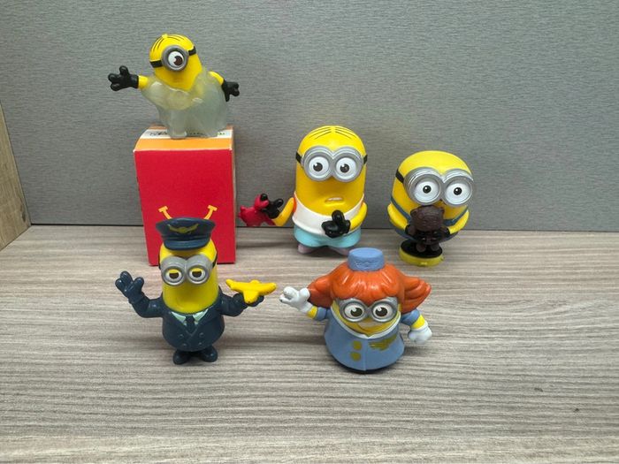 Lot 5 figurines les minions