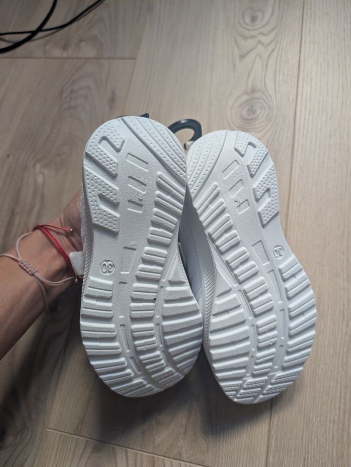 Baskets blanches pointure 30 Neuves étiquette - photo numéro 5