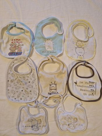 Lot de 8 bavoirs en tissus 