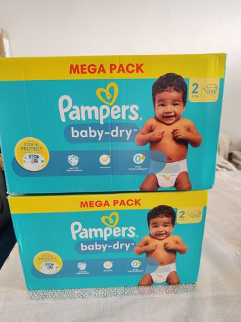 2 cartons de couches Pampers 
