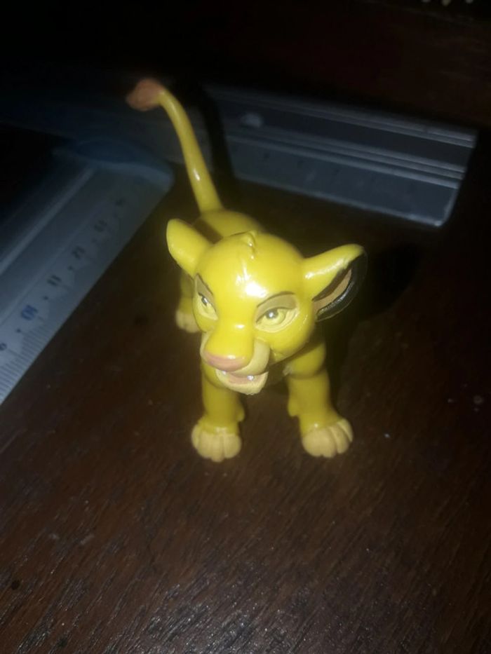 Roi lion figurine