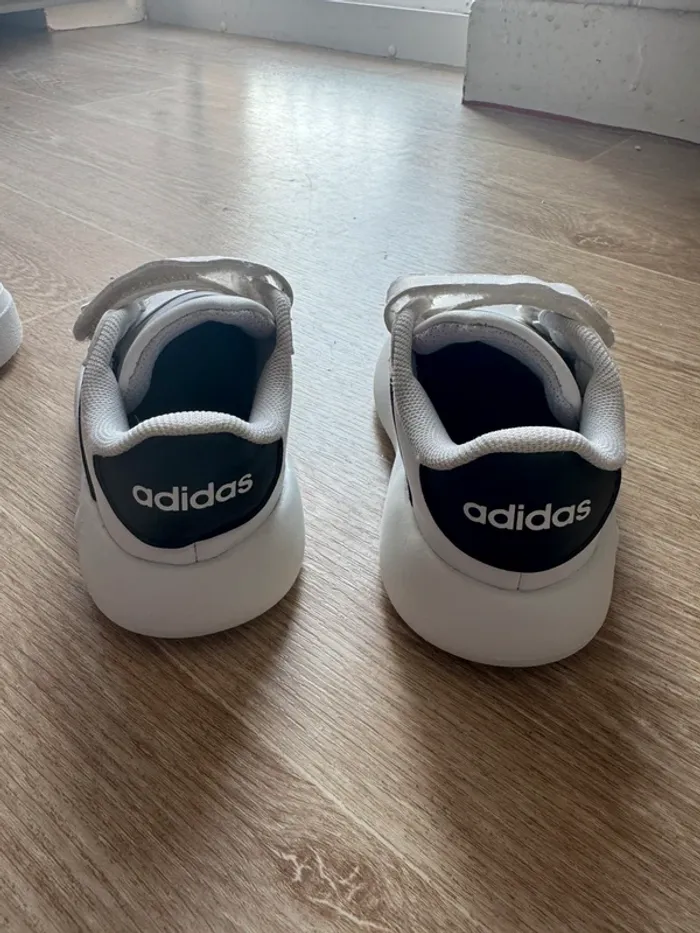 Basket adidas taille 23 - photo numéro 3