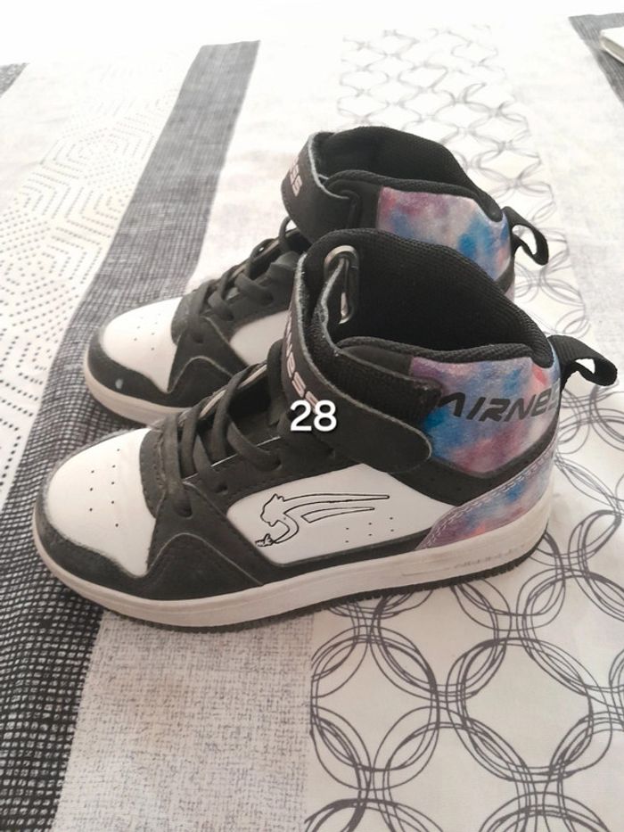 Chaussure fille neuve 28 airness