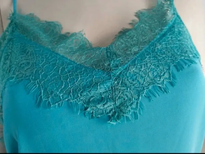 Top bretelles marque Ikoone & Bianka taille S encolure style dentelle neuf avec étiquette - photo numéro 3