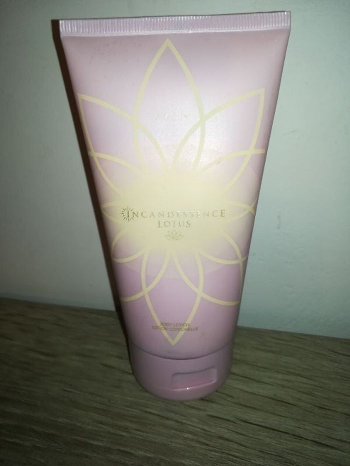 Lotion corporelle Incandescence Lotus, AVON