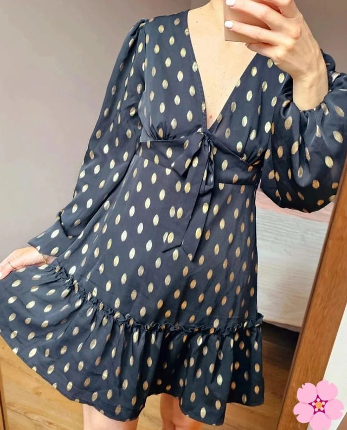 Robe noire fluide details dorés