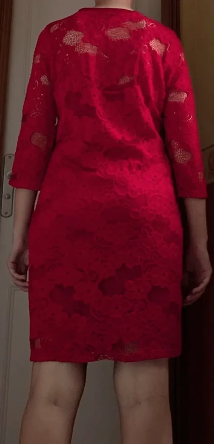 Robe à dentelle rouge - photo numéro 4