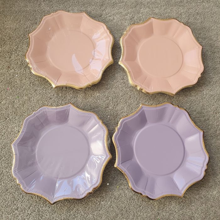 Lot d'assiettes en carton lilas et rose