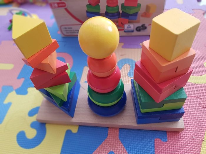 Tour à empiler arc en ciel