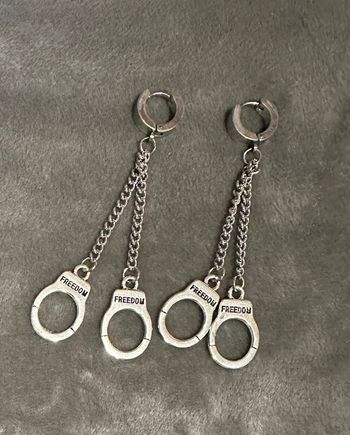 Boucles d’oreilles fantaisie « Menottes »