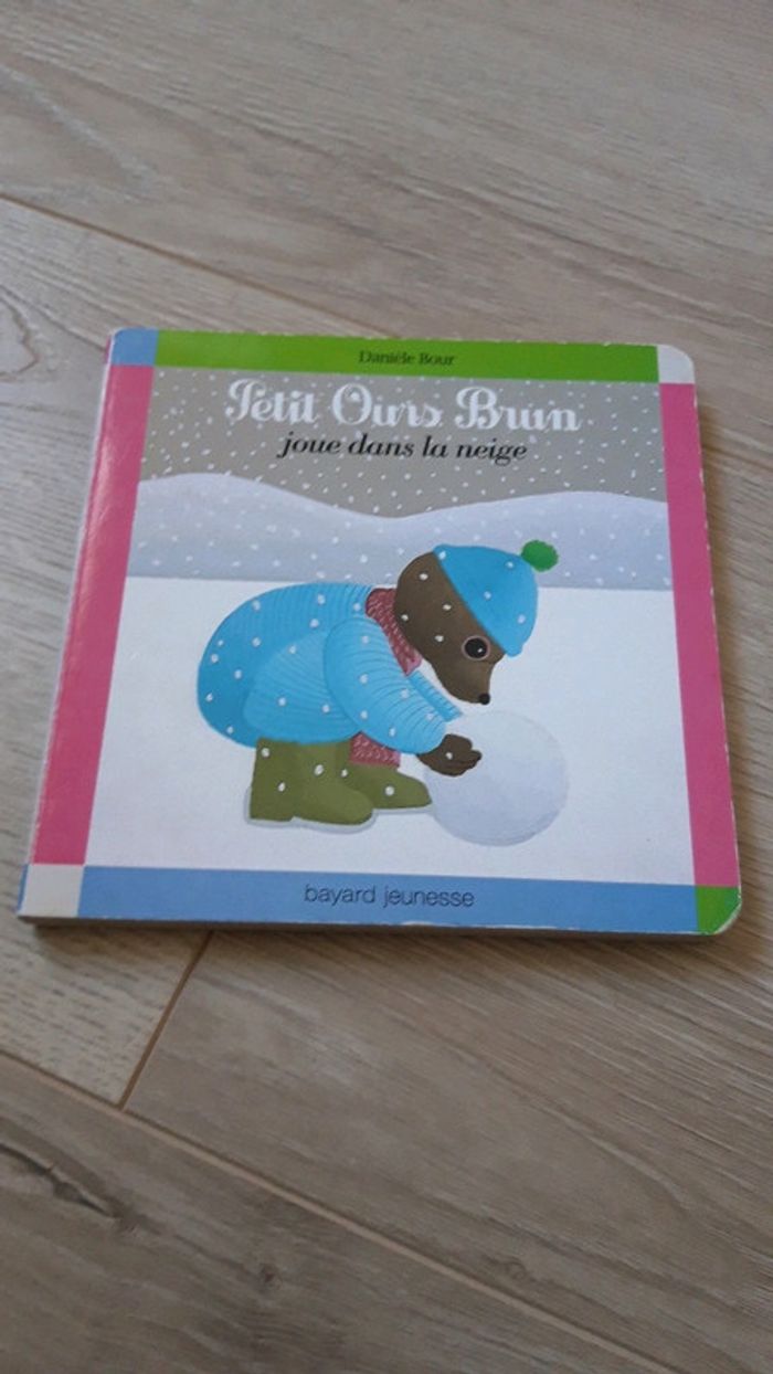 Petit ours dans la neige