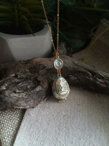 Collier pendentif oeuf en émail et connecteur en n'acre naturelle