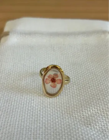 Bague dorée avec fleurs
