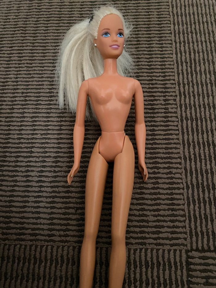 Barbie blonde avec boucles d’oreilles - photo numéro 2