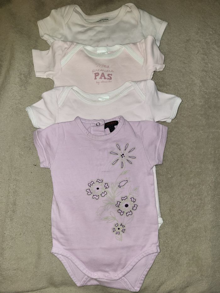 Lot Bodys 6-9 mois