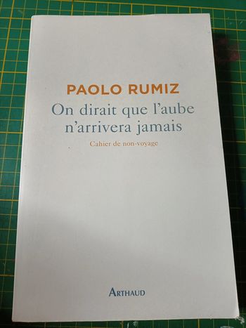 Livre "on dirait que l'aube n'arrivera jamais " en très bon état