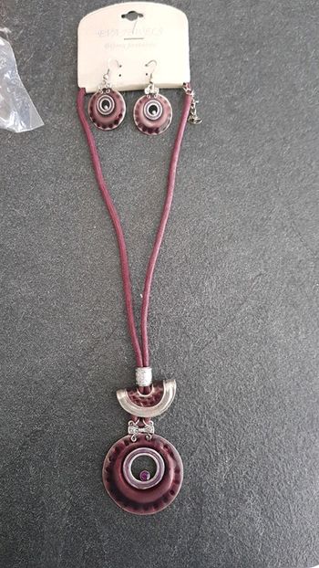 Parure boucles d'oreilles et collier neuf