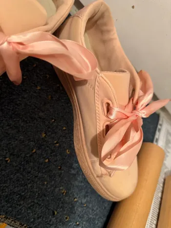 Baskets rose satin lacets