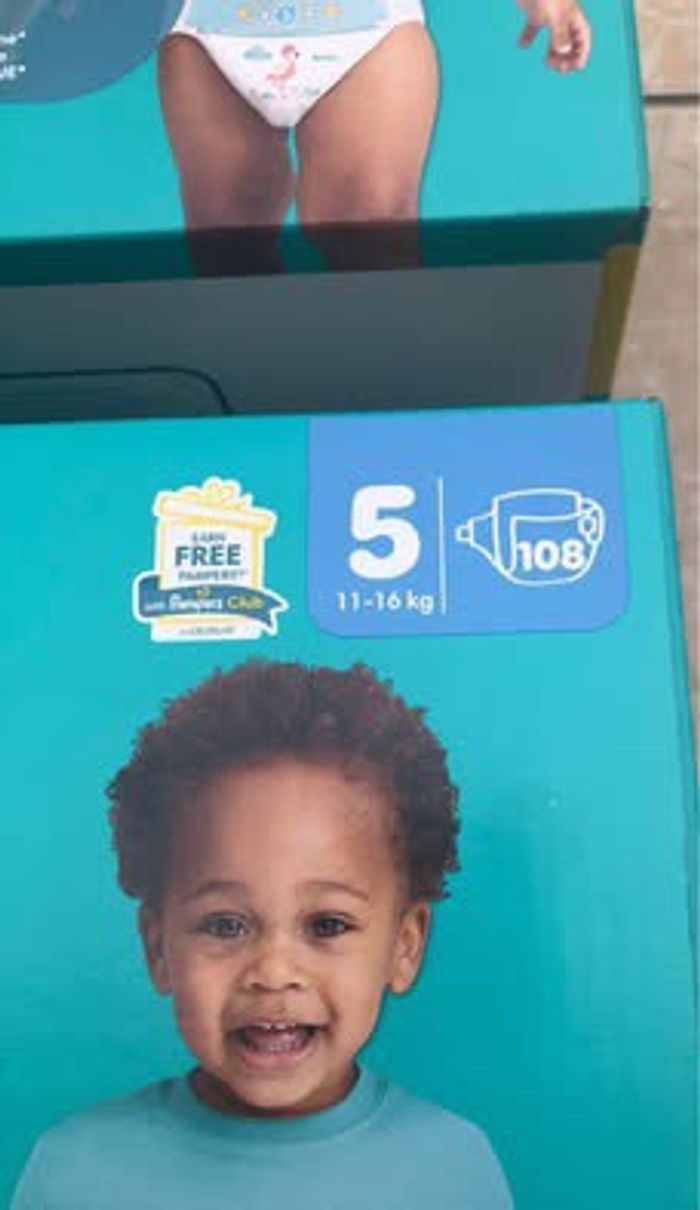 LOT DE 216  COUCHES PAMPERS BABY DRY TAILLE 5 NEUFS DANS L'EMBALLAGE