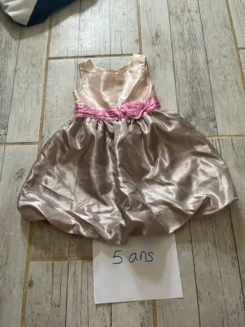 Très jolie robe cérémonie 5 ans
