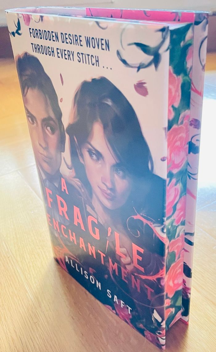 Fairyloot Exclusive Edition Signed A Fragile Enchantment Allison Saft - photo numéro 4