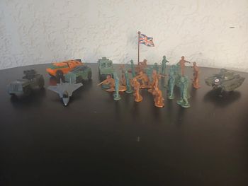 Lot véhicules et petits soldats