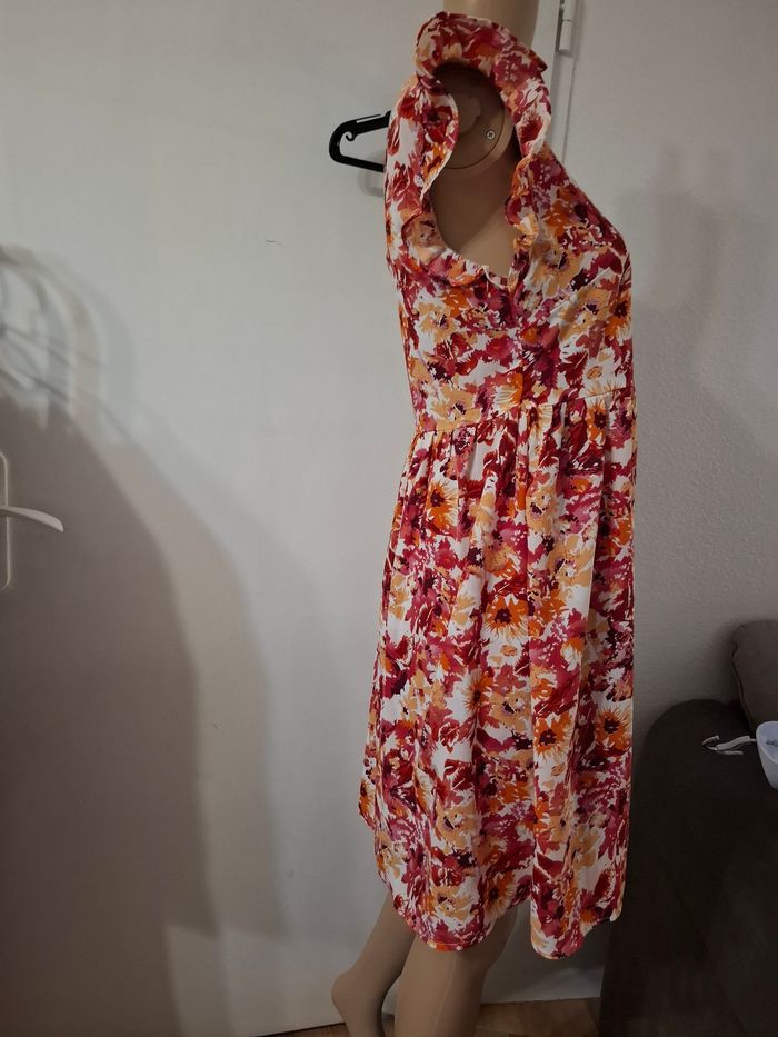 Robe ete fleuri taille 36 en très bon état Les mesures dans l'annonce - photo numéro 3