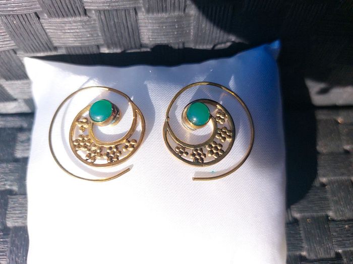 Boucles d'oreilles dorées, pierre verte - photo numéro 3