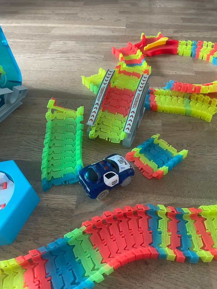 Jeu circuit voiture très bon état - photo numéro 2